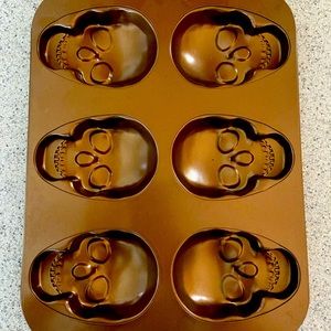Skull baking dish